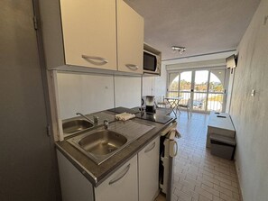 Fridge, microwave, cookware/dishes/utensils - Studio Port Soleil 580 - Residence with swimming pool - 2 people (AGDE)