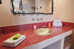 A bathroom with a sink, mirror, and towels. - PINK LADY - Villa Port Nature 12 - Luxury - 4 people (AGDE)