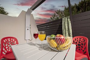 Outdoor dining - SWING – Villa Port Nature 50 – Luxury – 2 People (AGDE)