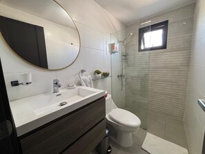 Apartment, Mountain View | Bathroom | Shower, free toiletries, hair dryer, towels - De Lujo (Santiago de los Caballeros)