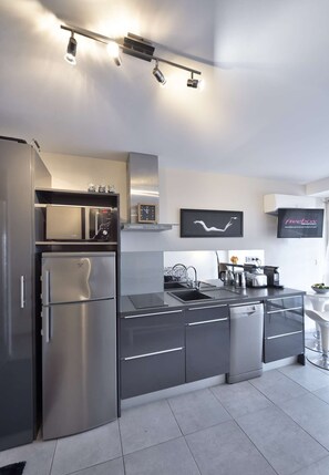 Refrigerador, microondas, lavavajillas y utensilios de cocina 
