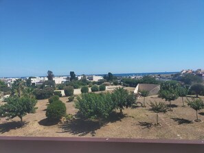 A residential area with a clear view of the sea, houses, and a few trees. - Port Nature Studio 853 - 2 people (AGDE)