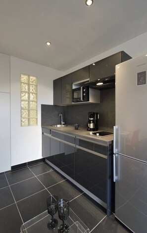 Fridge, microwave, dishwasher, cookware/dishes/utensils - ELLE  et  LUI - Port Nature Studio 830 - Luxury - 2 people (AGDE)
