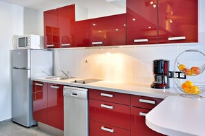 Fridge, microwave, dishwasher, cookware/dishes/utensils - PARADIS - Villa Port Nature 129 - Luxury - 4 people (AGDE)