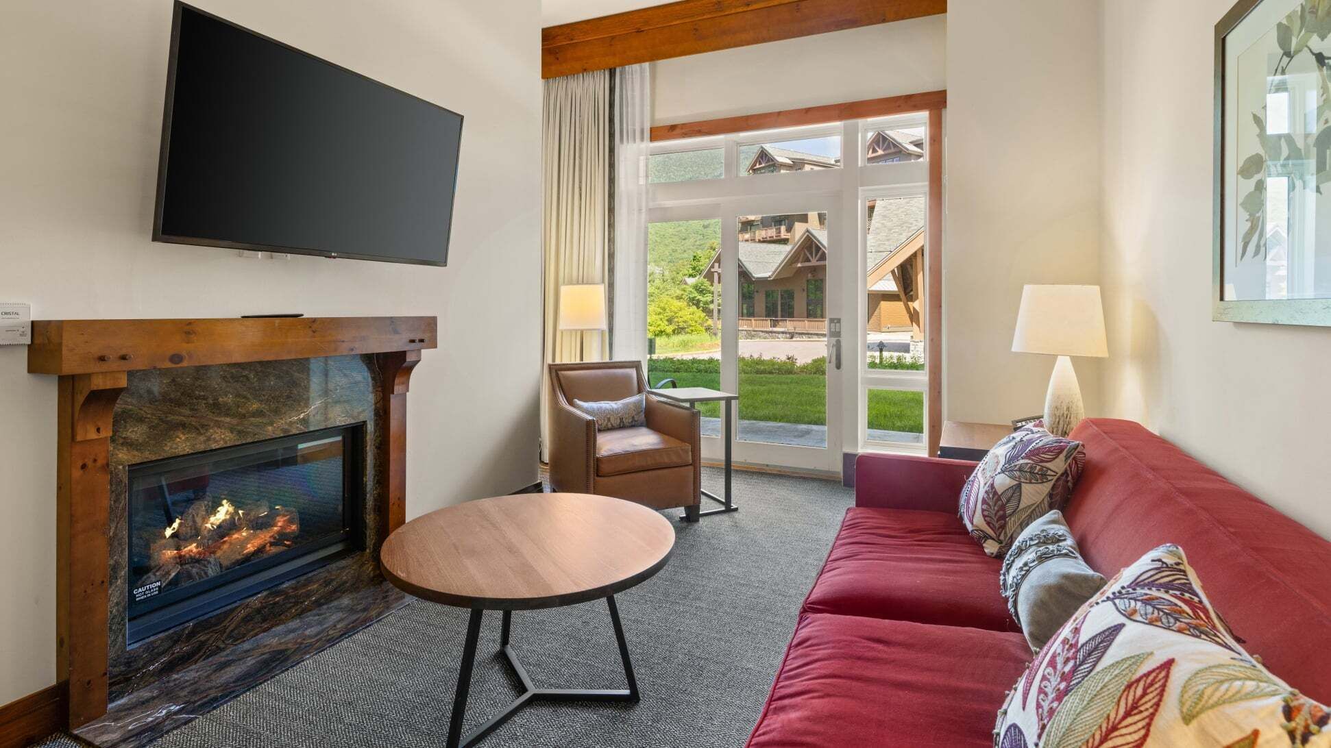 Smart TV, fireplace