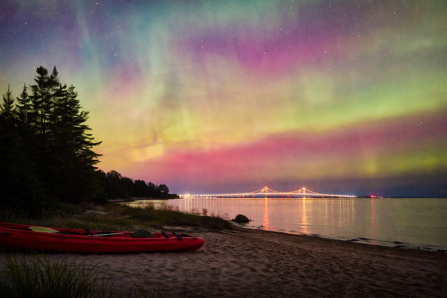 Rannalla, aurinkotuoleja, rantapyyhkeitä