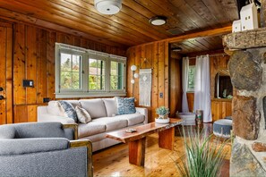Smart-TV, Kamin, DVD-Player, Bücher