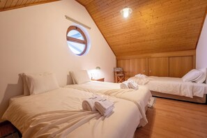 Room - Vrbo Property (Cortes do Meio)