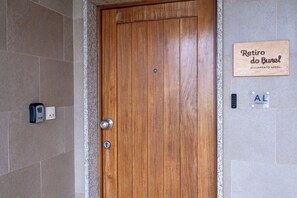 Interior - Burel Retreat (Cortes do Meio)