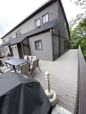 Outdoor dining - Epic Renovated Slopeside Unit feet from Camelback Mountain- Laurel Glade Trail. (Tannersville)