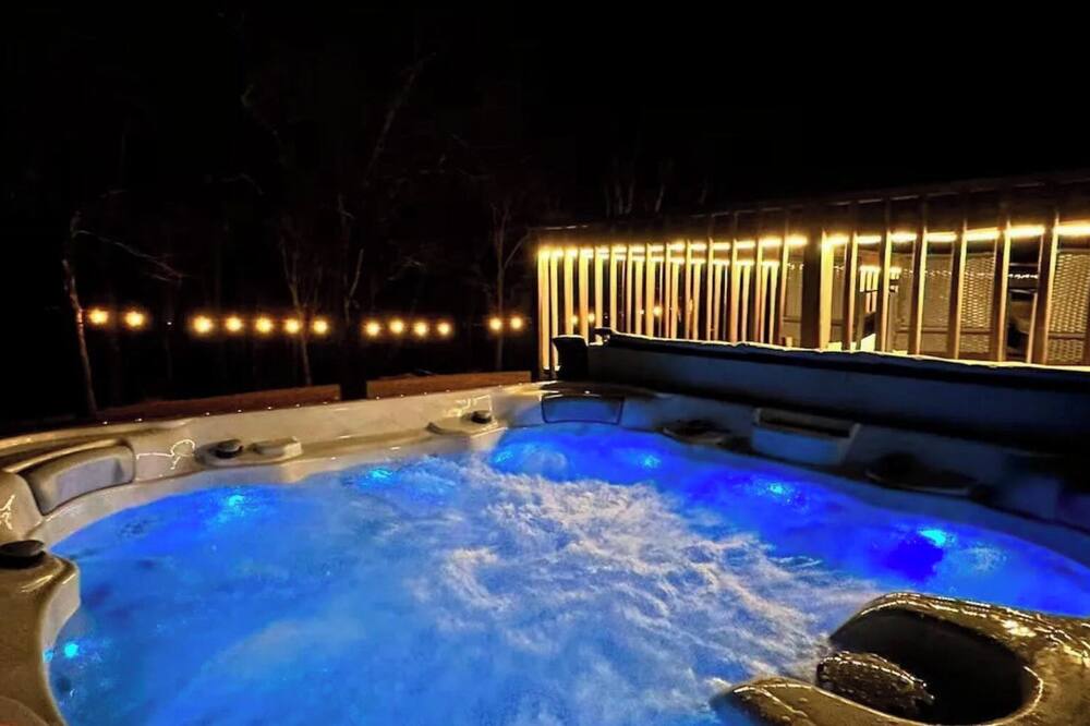 Stillwater by Avantstay Hot Tub + Theater + Game Room Firepit + BBQ Near Lakes, Skiing & Hiking - Buck Hill Falls, PA