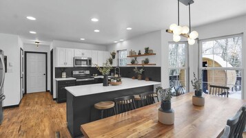 House (6 Bedrooms) | Interior