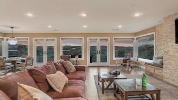 House (5 Bedrooms) | Interior