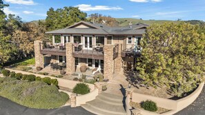 House (5 Bedrooms) | Interior - El Pomar Estate - Main House by Avantstay Pool + Hot Tub + Firepit + Outdoor Dining + Vineyard Views (Templeton)