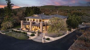 House (5 Bedrooms) | Interior - El Pomar Estate - Main House by Avantstay Pool + Hot Tub + Firepit + Outdoor Dining + Vineyard Views (Templeton)