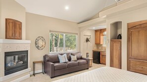 House (5 Bedrooms) | Interior - El Pomar Estate - Main House by Avantstay Pool + Hot Tub + Firepit + Outdoor Dining + Vineyard Views (Templeton)