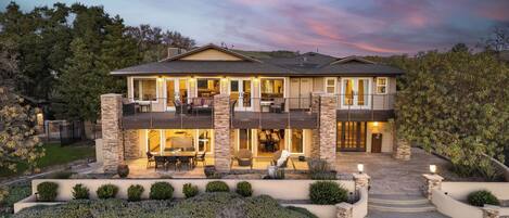 Vista frontal de la propiedad