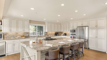 House (5 Bedrooms) | Interior