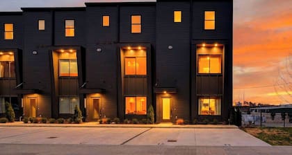 That 70s Show by Avantstay Skyline Views + Rooftop Hot Tub + Bumper Pool Mins to Broadway + Nissan Stadium + Germantown