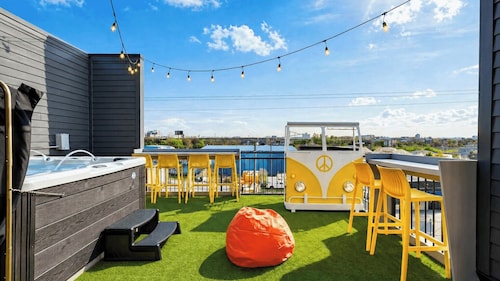 That 70s Show by Avantstay Skyline Views + Rooftop Hot Tub + Bumper Pool Mins to Broadway + Nissan Stadium + Germantown