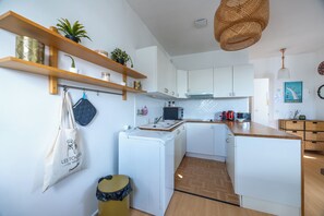Fridge, microwave, coffee/tea maker, toaster - Trouville Hyper Centre & Plage - Welkeys (Trouville-sur-Mer)