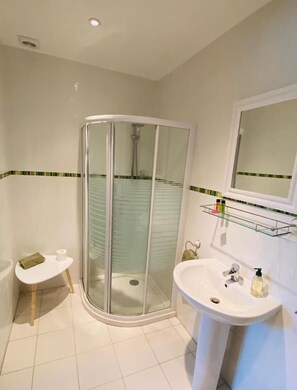 Chambre double, climatisation, vue sur le jardin | Salle de bain
