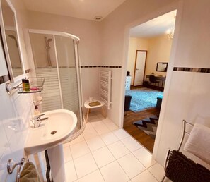 Chambre double, climatisation | Salle de bain