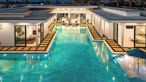 2 Luxury Villas Pickleball Court, Pool, Putting Green Bravo by Avantstay