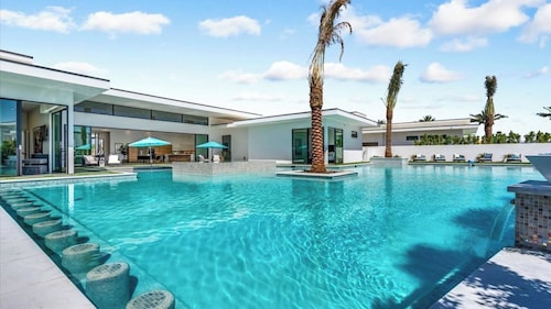 2 Luxury Villas Pickleball Court, Pool, Putting Green Bravo by Avantstay