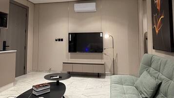 Apartment, 1 Bedroom, Accessible, Smoking | Living room