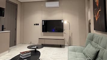 Apartment, 1 Bedroom, Accessible, Smoking | Living room