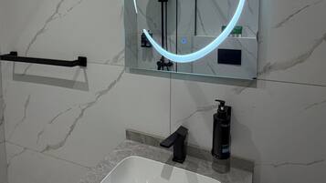 Apartment, 1 Bedroom, Accessible, Smoking | Bathroom