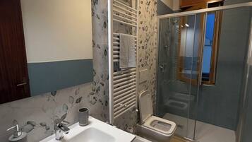 Dusche, Haartrockner, Bidet, HandtĂŒcher