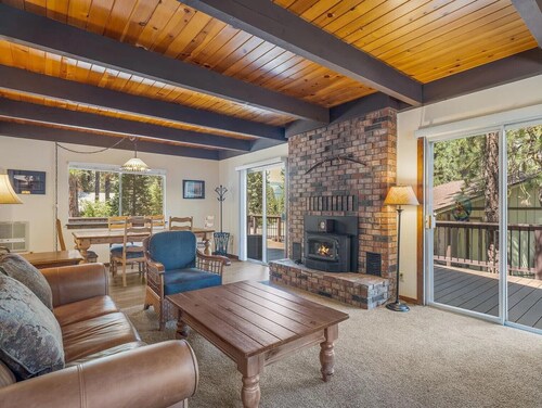 Family-Friendly Graeagle Cabin • Deck backs to Forest • Walk to Mill Pond