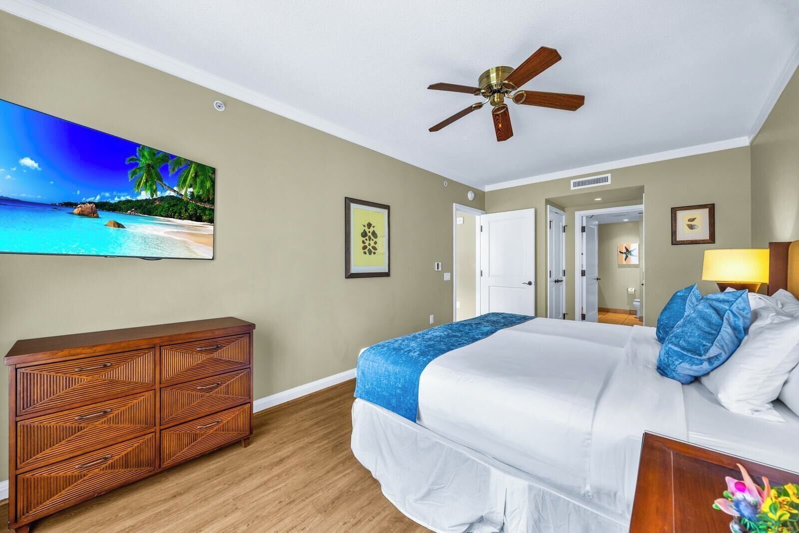7 habitaciones, tabla de planchar con plancha, cuna de viaje y wifi 
