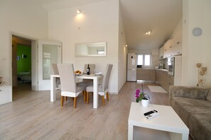 Eine moderne Wohnung mit Essbereich, Küche und Wohnzimmer.