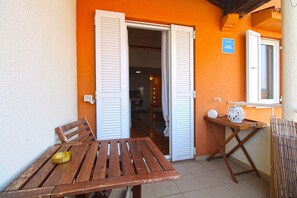 Outdoor dining - Studio apartment 2422/198448 (Istria - Banjole), 1000m from the beach (Banjole)