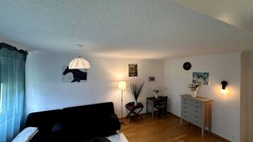 Apartment, 2 Schlafzimmer, barrierefrei | Wohnbereich