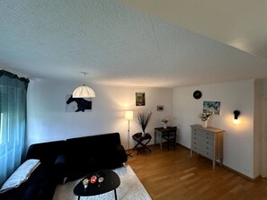 Apartment, 2 Schlafzimmer, barrierefrei | Wohnbereich