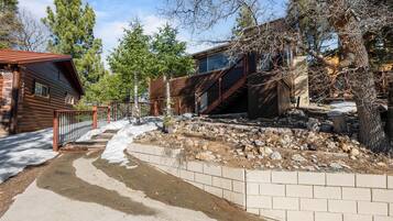 Basic-Ferienhütte, Bergblick | Unterkunftsgelände