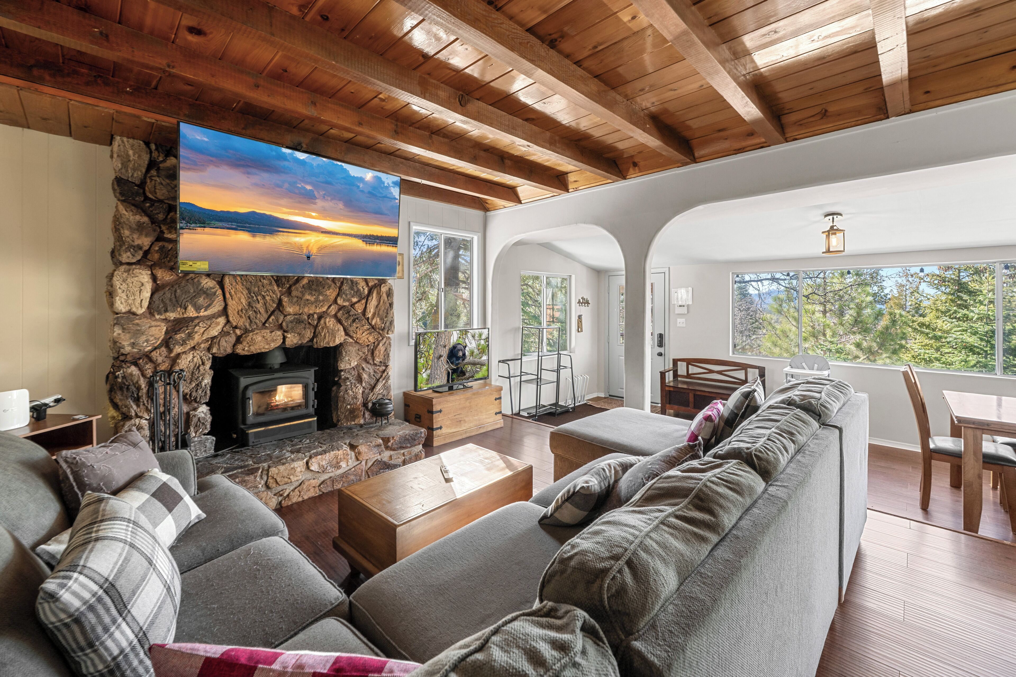 Basic Cabin, Mountain View | Living area