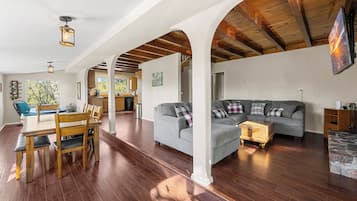 Chalet rustique de base, vue sur la montagne | Aire de séjour