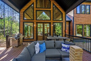 Outdoor dining - Modern Glass Cabin w/ Hot Tub & Fireplaces (Broken Bow)