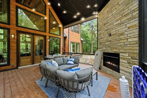 Terrace/patio - Modern Glass Cabin w/ Hot Tub & Fireplaces (Broken Bow)