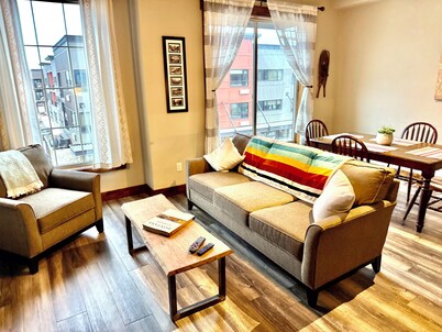 Modern Glacier Condo Conveniently Located Between Glacier Park & Whitefish Ski