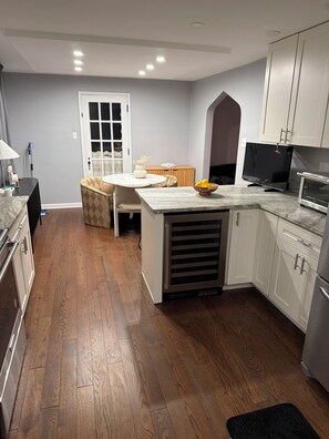 Private kitchen - Spacious 3-bedroom house one car garage  in beautiful Pittsburgh 7min from city. (Pittsburgh)