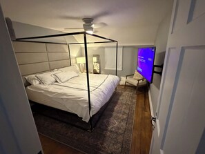 Room - Spacious 3-bedroom house one car garage  in beautiful Pittsburgh 7min from city. (Pittsburgh)