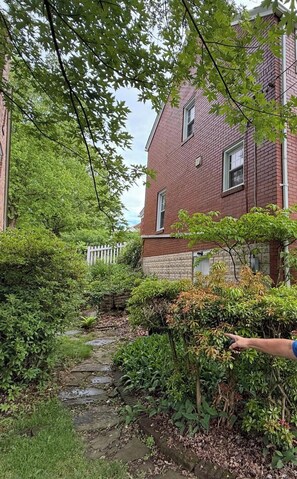 Property grounds - Spacious 3-bedroom house one car garage  in beautiful Pittsburgh 7min from city. (Pittsburgh)