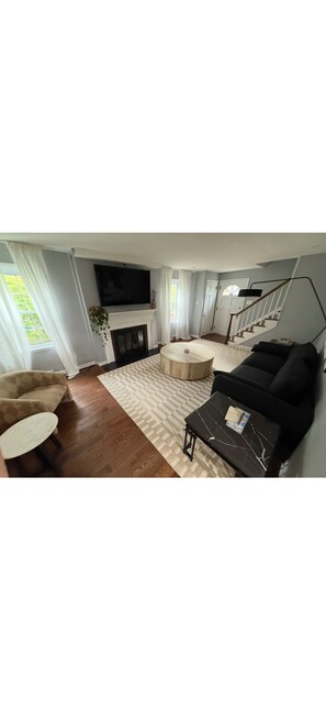 Living area - Spacious 3-bedroom house one car garage  in beautiful Pittsburgh 7min from city. (Pittsburgh)
