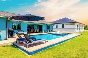 Outdoor pool - Luxury Cape Coral Home  Pool + Dock + EV Charger Hot Tub (Cape Coral)